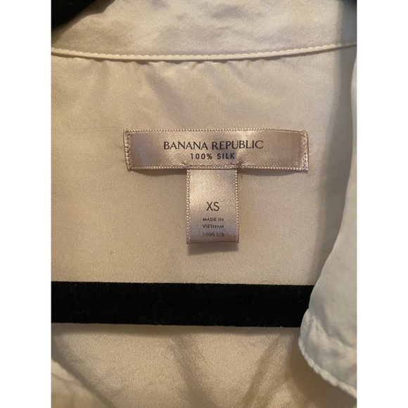 Banana Republic Women’s Cream 100% Silk Button-Up Blouse - Picture 5 of 5